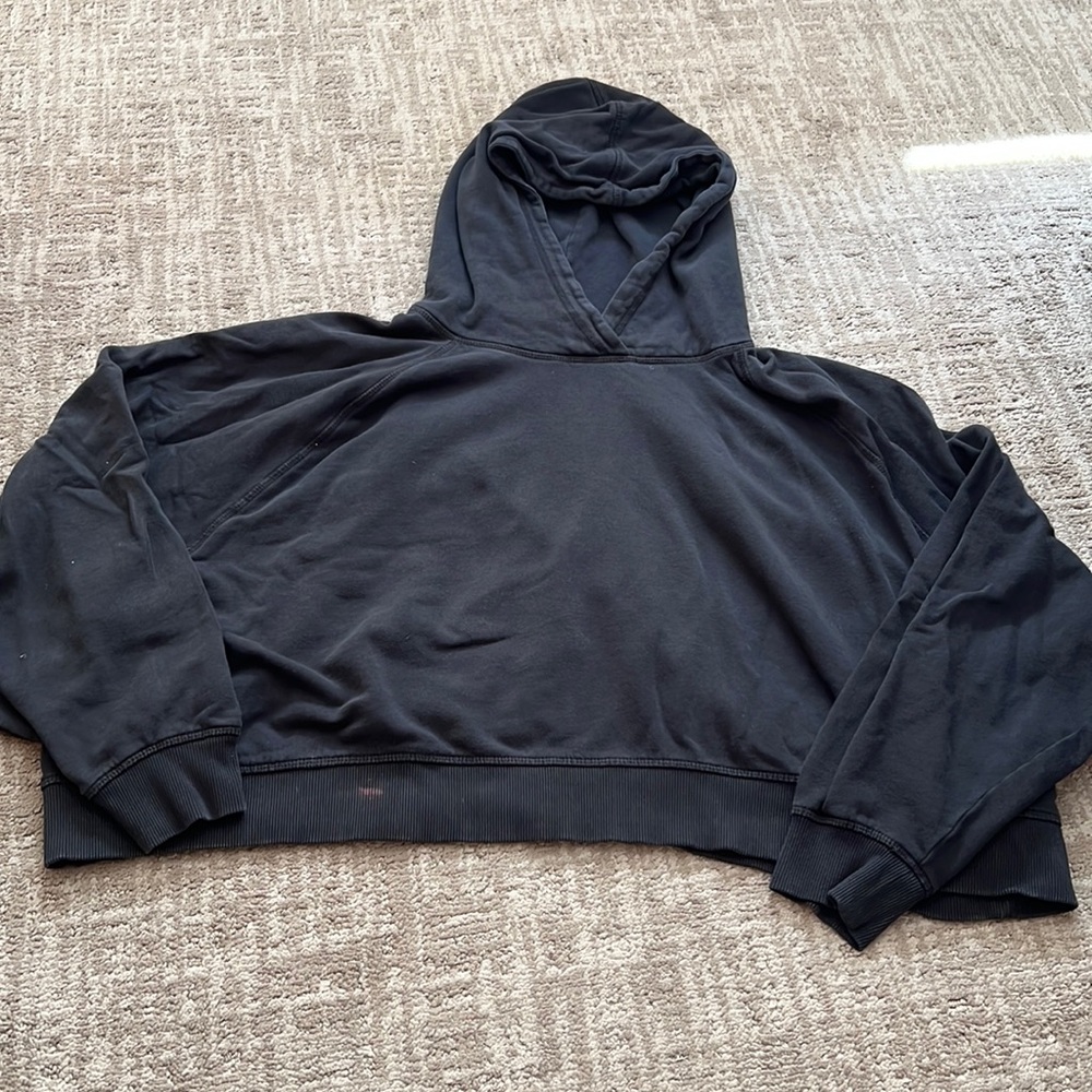 Hooded, cropped black sweatshirt